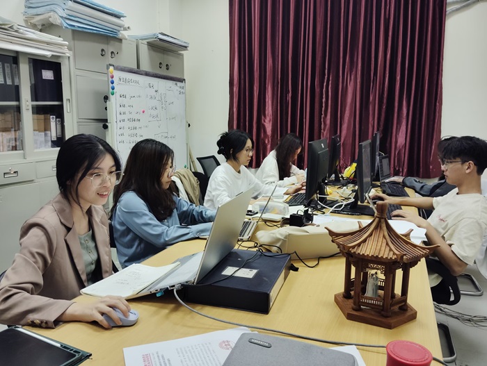 9435ff062ec839f6332804c4f5af3fa5.jpg 参赛选手与指导教师积极备赛照片.jpg
