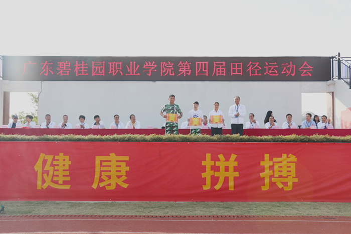 1b615410750922e0b75b8c52cec2e6be.jpg 团队前三_副本.jpg